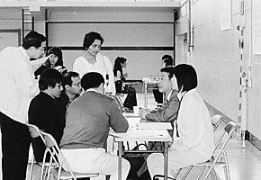 通訳を交え高校の説明を聞く参加者たち