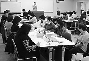 通訳を交え高校の説明を聞く参加者たち
