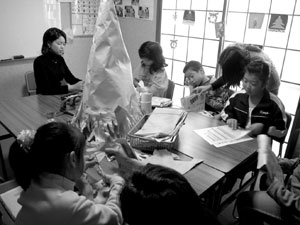 日本語を学んだり、催しの準備をする子どもたち(サポート教室)