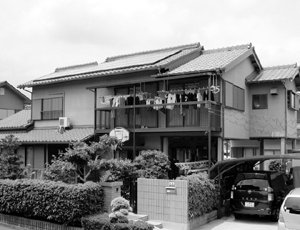 屋根に設置された太陽電池パネル