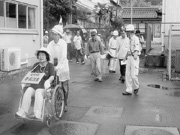 要援護者と共に避難する訓練の様子
