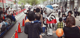 近鉄四日市駅前で開催された「よっかいちYYストリート」(平成23年10月)