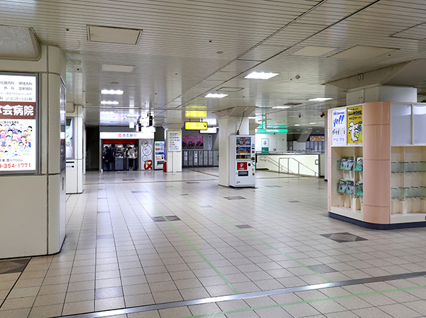 薬局の前を通って右「西出口」へ