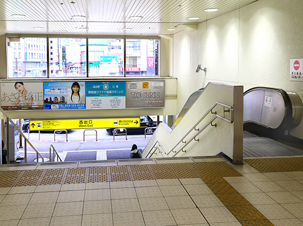 西出口階段を降り、左に行きます。「タクシーのりば」があります。