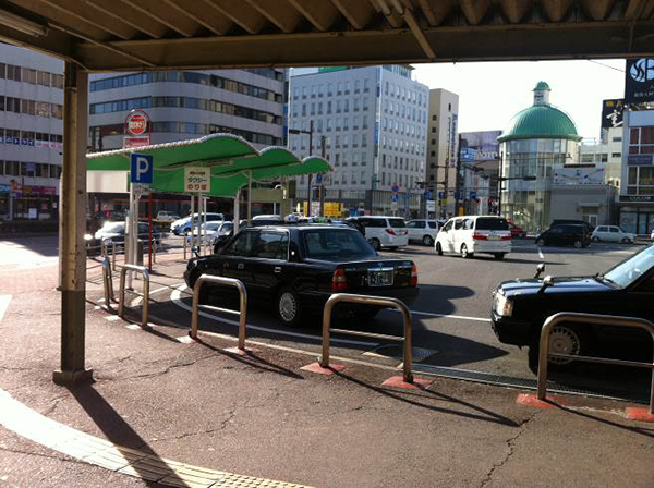 タクシーのりばを右に見て