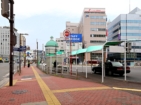 ここから西方向へしばらくまっすぐ進みます