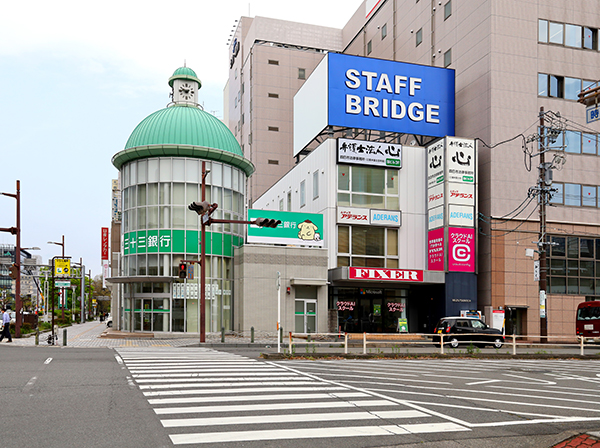 前の横断歩道を渡ります