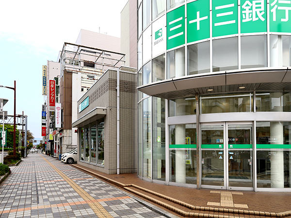 横断歩道を渡ると「じばさん　300ｍ」の看板があります