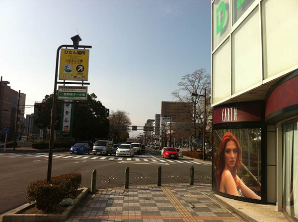 大きなビル１階の美容院前に「ひなん場所　じばさん　200ｍ」の看板があります