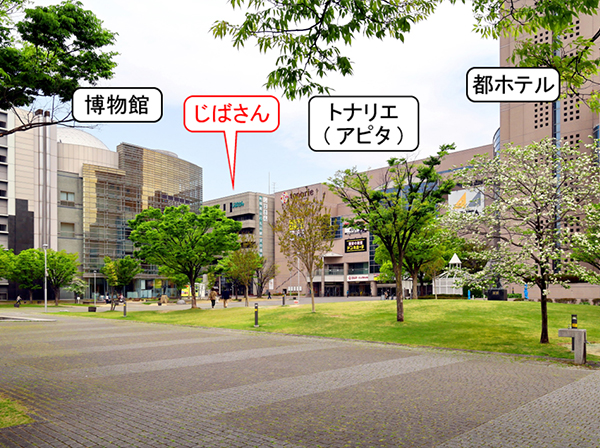 横断歩道を渡ったところ